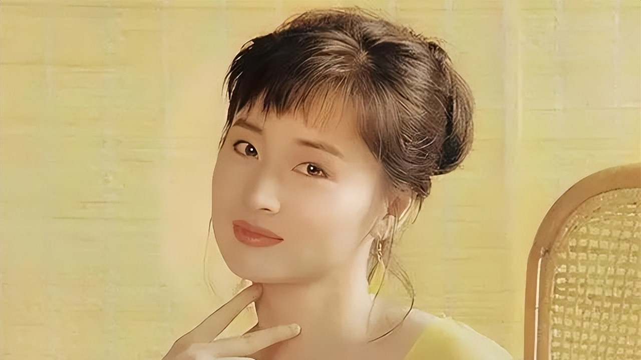 香港“第一情妇”：曾是张艺谋的梦中情人，却被黑道大佬打掉子宫终生不育