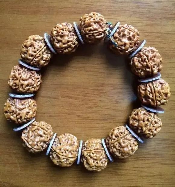 同样是玩,为啥别人盘了一年的手串变化就那么大呢?