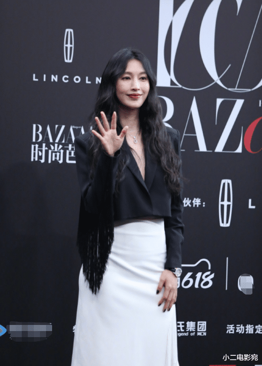 迪丽热巴|迪丽热巴活动红毯造型好辣，杨紫面如寒石，赵丽颖美艳绝伦