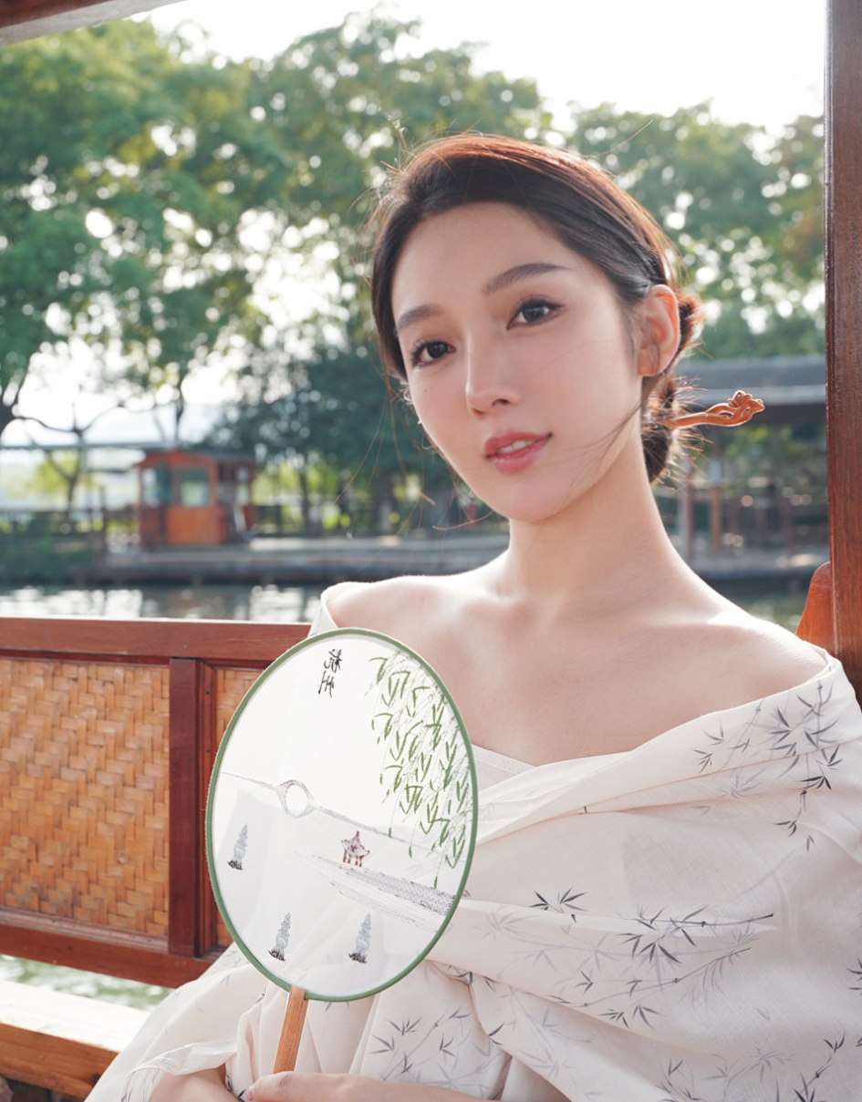 都美竹|都美竹虚荣心作祟混入中国时装周!主办方怒斥其私自进场