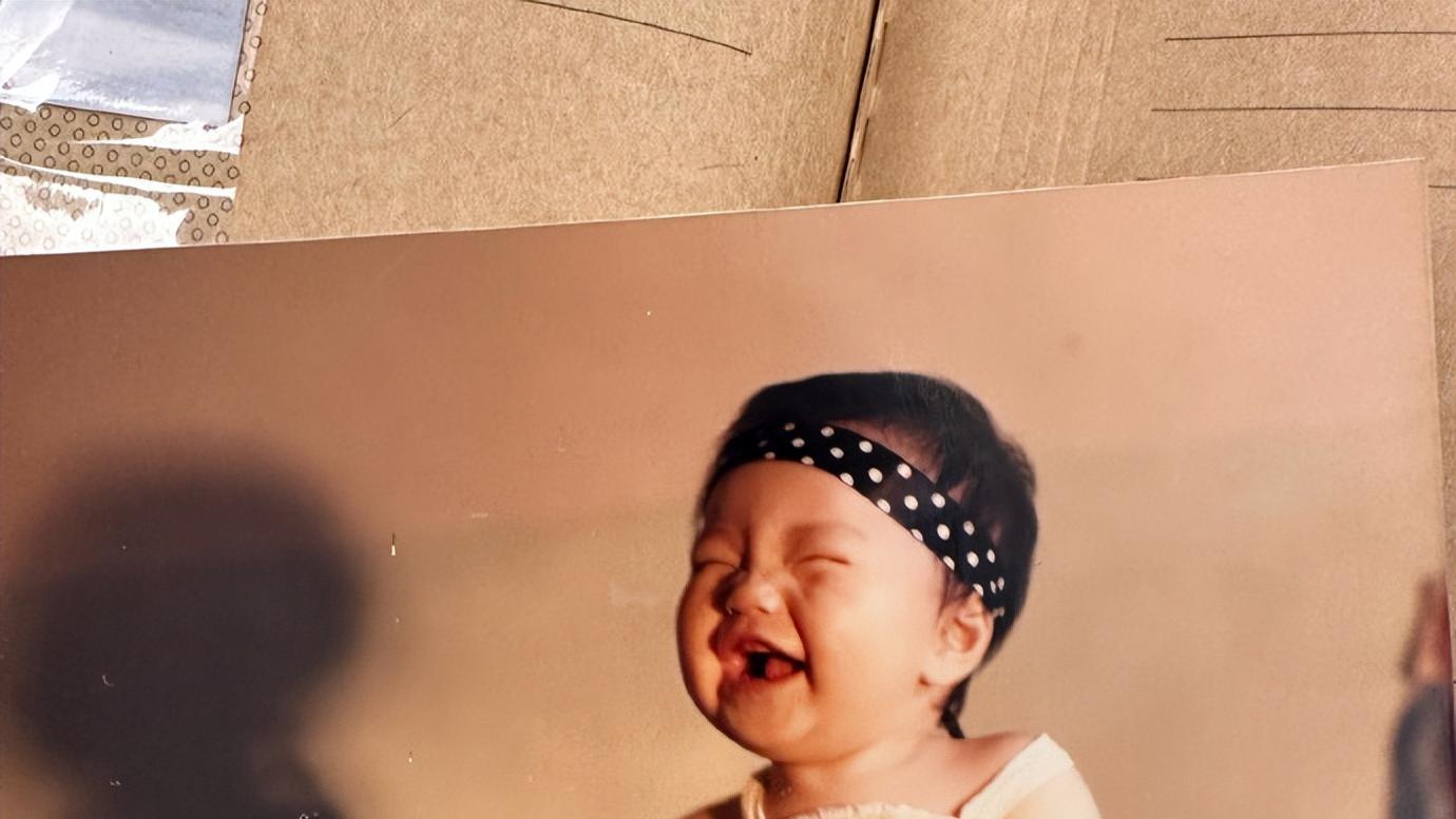 周扬青|周扬青公开大量童年照，因整容变脸被嘲讽，本尊幽默回怼超自信