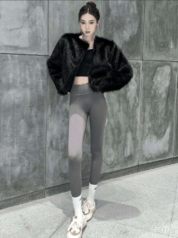 今年“冬服+瑜伽裤”又被带火了！瞧素人都爱这么穿，时髦显瘦！