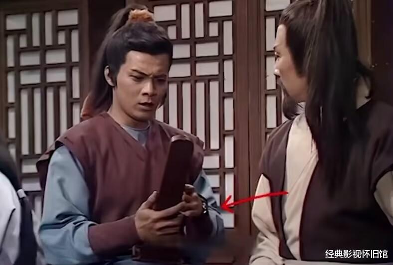 盘点83版《射雕》中的穿帮镜头：腕表、假娃娃、饮料瓶