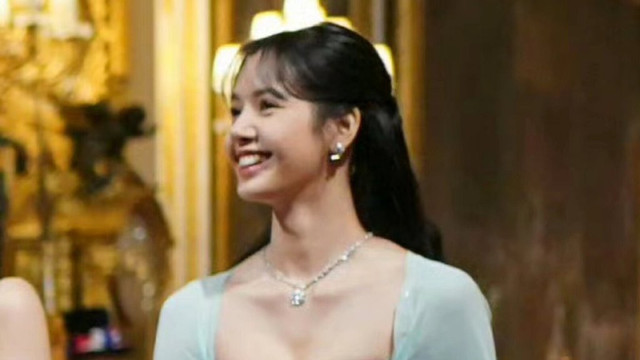 Lisa宴会造型上热搜惹争议，杨颖张嘉倪消失，始作俑者不受影响？