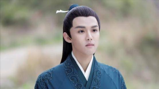 22岁英年早婚，为挣学费进入娱乐圈，他活成了小说里的男主角