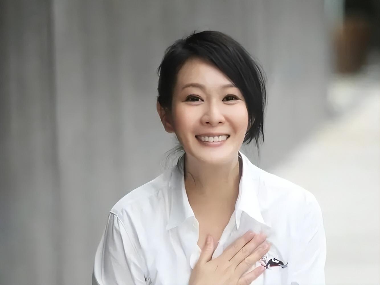 她嫁给小10岁的富少,新婚夜提出分房睡,4年后生下一名男婴