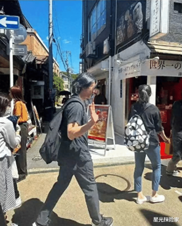 55岁郑伊健夫妇日本街头被偶遇,T恤起球破烂,拮据生活疑曝光!