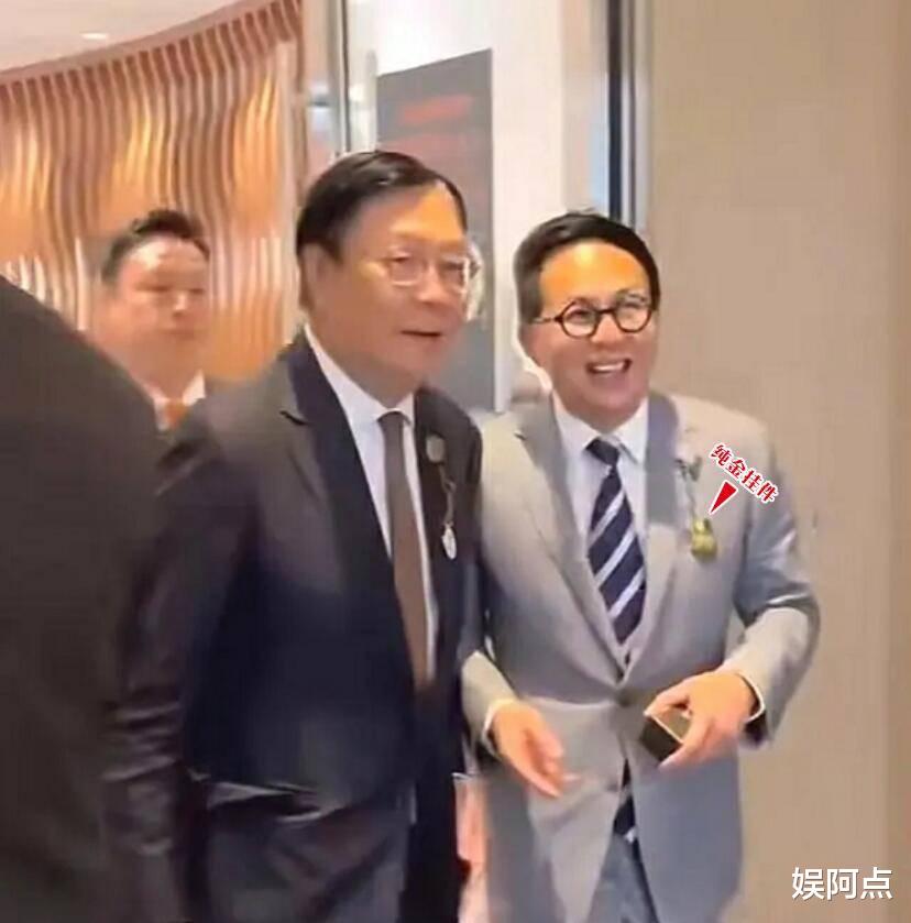 温拿|梁洛施双胞胎儿子真名被曝光，和哥哥“李长治”颇有关联！