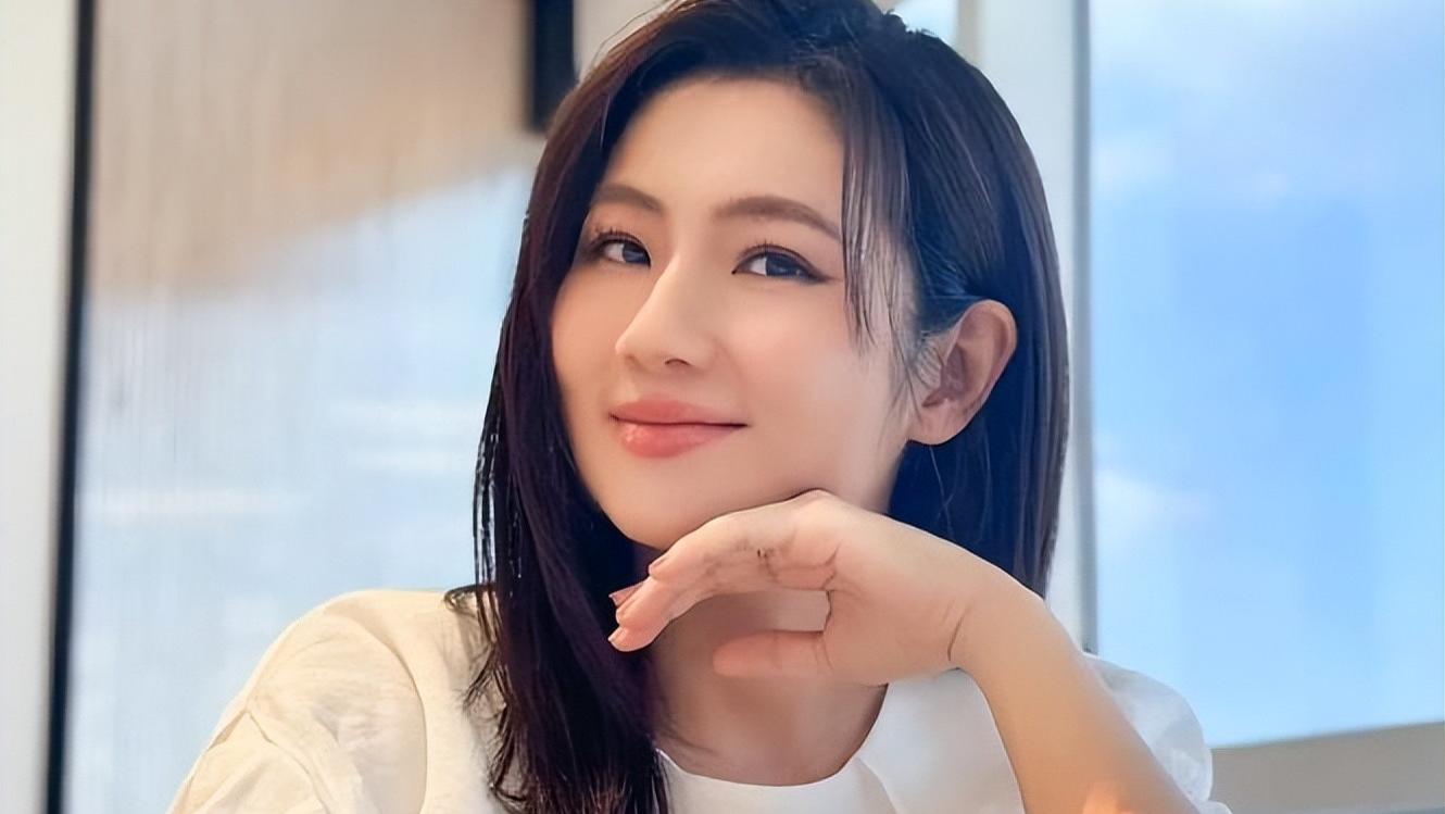 Selina中首次公开儿子全身照，称小腰果吃好睡好妈妈就开心