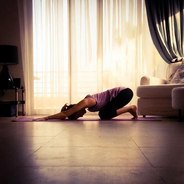 出镜率最高的瑜伽下犬式怎么做？