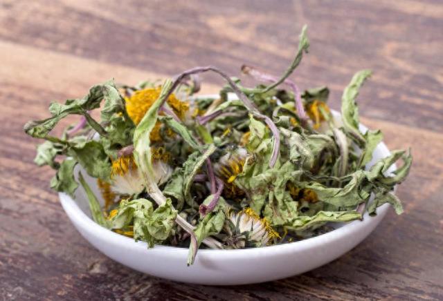 蒲公英的“黄金搭档”被发现，搭配泡水喝，肝变干净，睡眠也好了