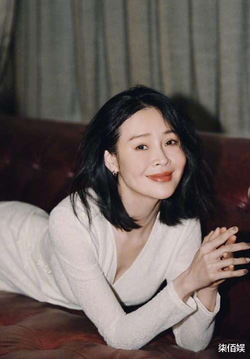 于明加 于明加带母亲逛街,脸部下垂眼皮耷拉,被指不化妆还没妈妈年轻