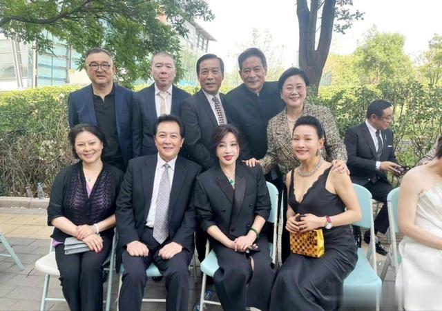 穿衣搭配|唐国强老婆颜值被低估了!同框刘晓庆和陈冲,家居服打扮反而赢了