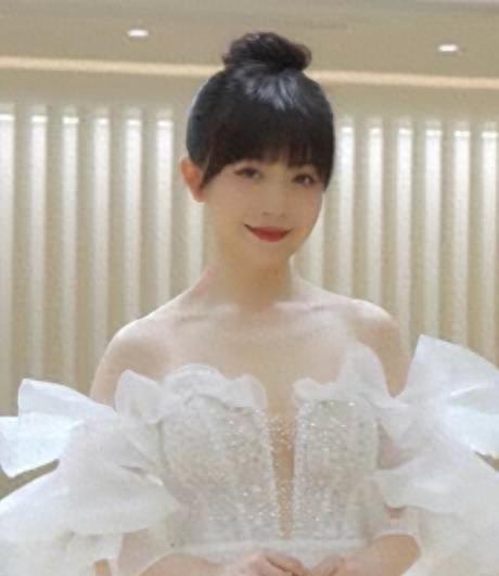 广东台主持人毛琳分享自己的素颜照,42岁的她终于成为毛阿姨了