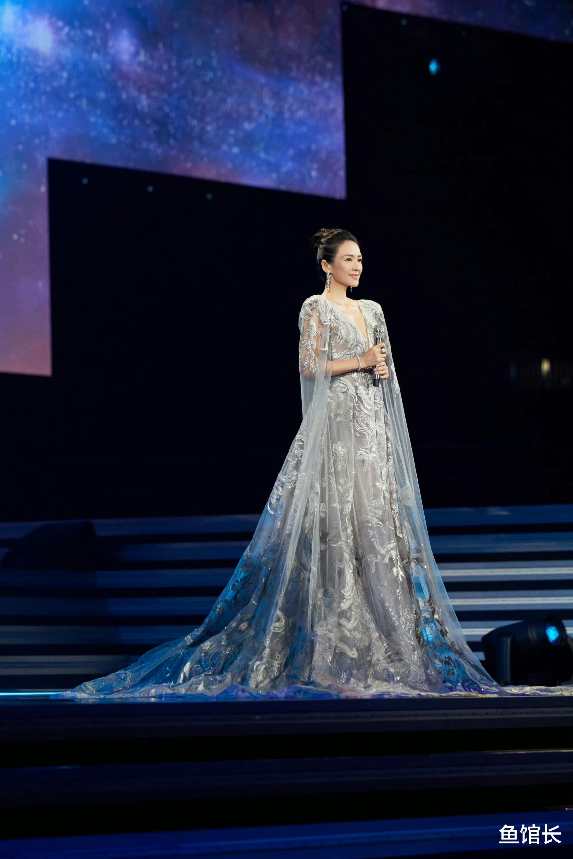 香港大佬圈的一张合影，把章子怡“江湖地位”体现得淋漓尽致