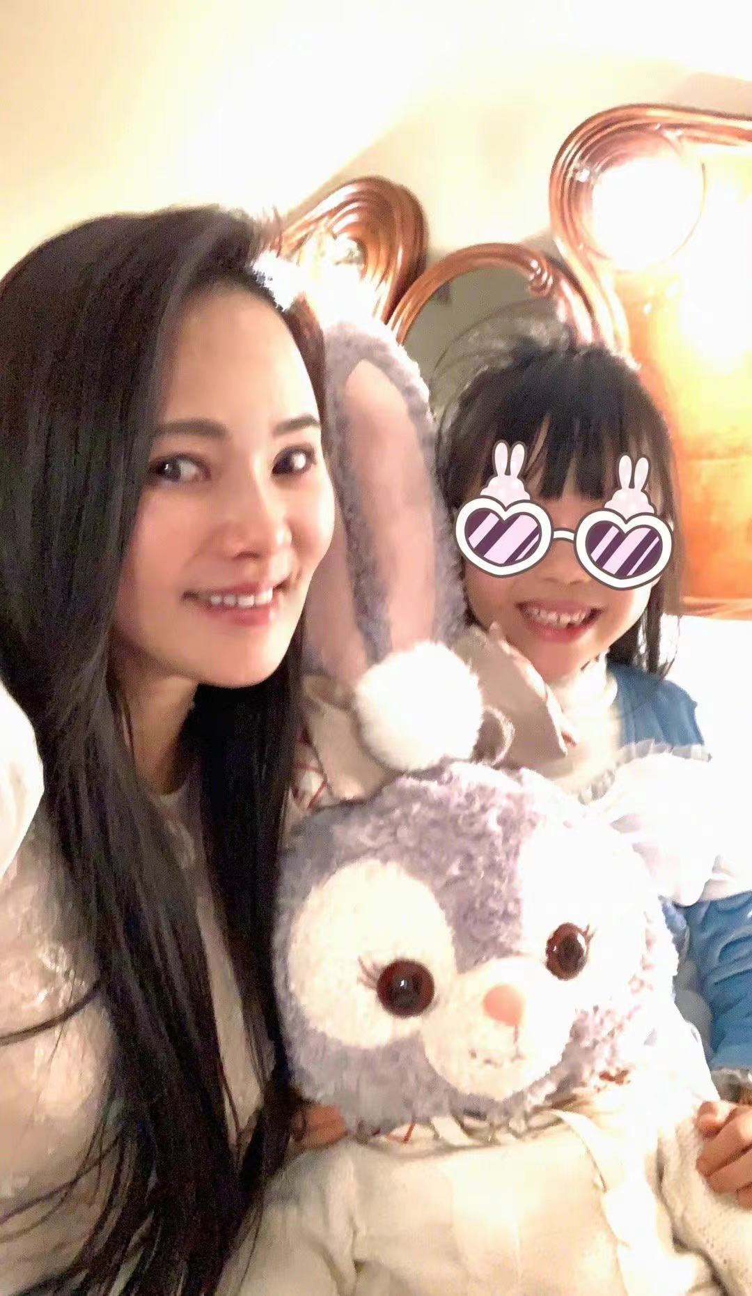 伊能静|伊能静独自带女儿回台北！米粒身高猛长名媛范足，飞机上兴奋落泪