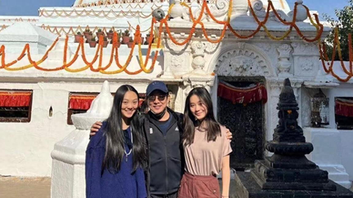 李连杰全家游尼泊尔，60岁的利智紧搂老公肩膀同行显甜蜜！