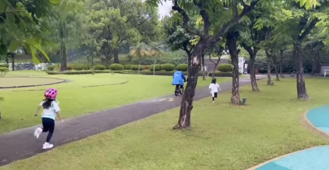 晶晶发照为霍启刚庆生,夫妻昵称显甜蜜,1.5亿别墅凌乱得太真实