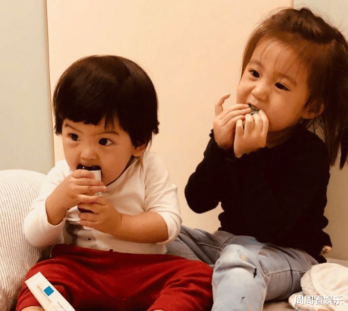 贾静雯晒全家福!皮肤白皙紧致无皱纹,俩女儿颜值暴跌似非洲娃