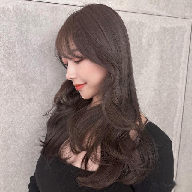 烫发怕老气,大弯微卷烫一半,让你发现最美的自己