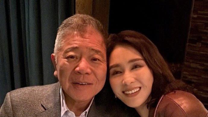 黎姿庆结婚15周年，与富豪老公贴脸秀恩爱，马廷强两鬓斑白显老态