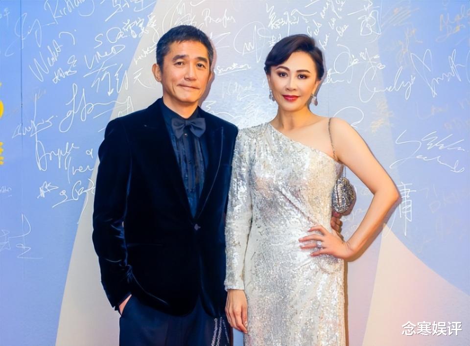 邓文迪|梁朝伟值机被偶遇,没带助理和保镖,戴老花镜填写资料,老了很多