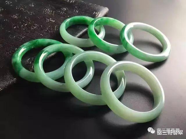 玛瑙|小七位数翡翠原石,切出30多只白底青手镯,看着就赏心悦目!