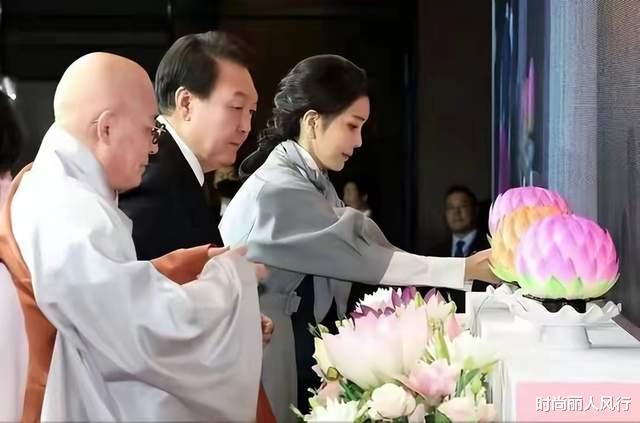 玉米 韩国第一夫人大场面太能长脸！穿小白裙美貌在人群中发光，超水嫩