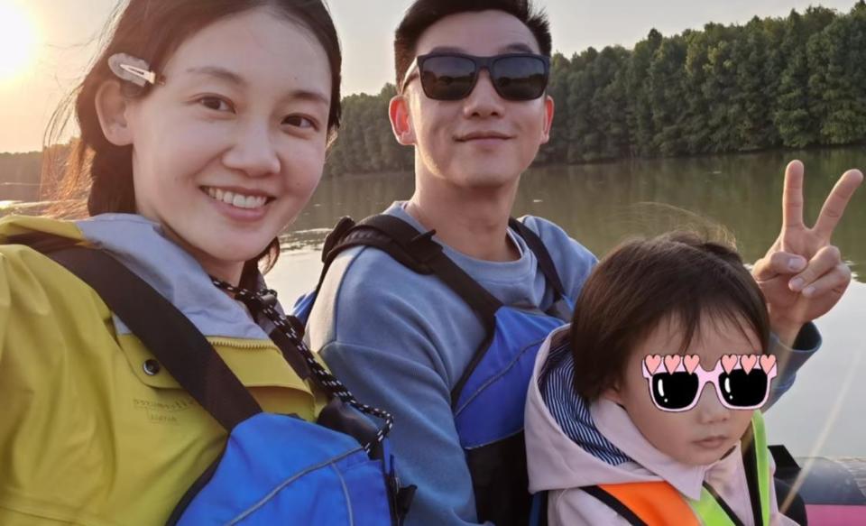 郑恺一家五口露营,一岁半儿子露脸比姐姐还像爸爸,说英文超可爱