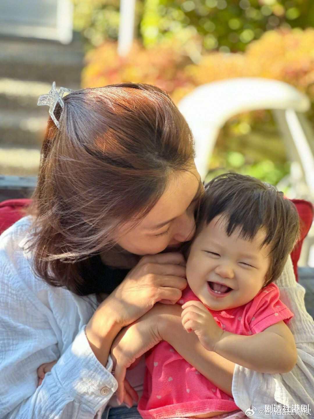 TVB前花旦难得返港参加活动，被指皱纹明显现老态，女神形象不再