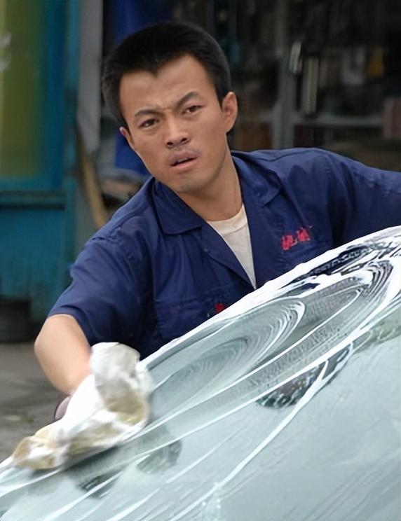 父亲是金牌编剧，媳妇是演员，他本不用担忧资源，甘愿从龙套做起