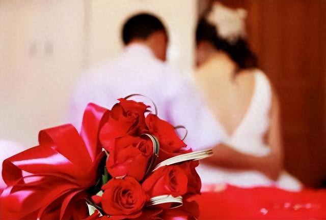 昔日校花被丈夫喂到330斤、睡塌两张床，丈夫：我怕她被别人抢走