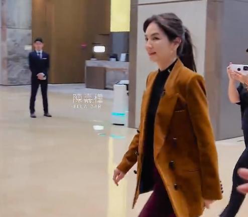 ella|陈嘉桦录制《浪姐4》妆造曝光,长卷发很妩媚,41岁脸有点浮肿