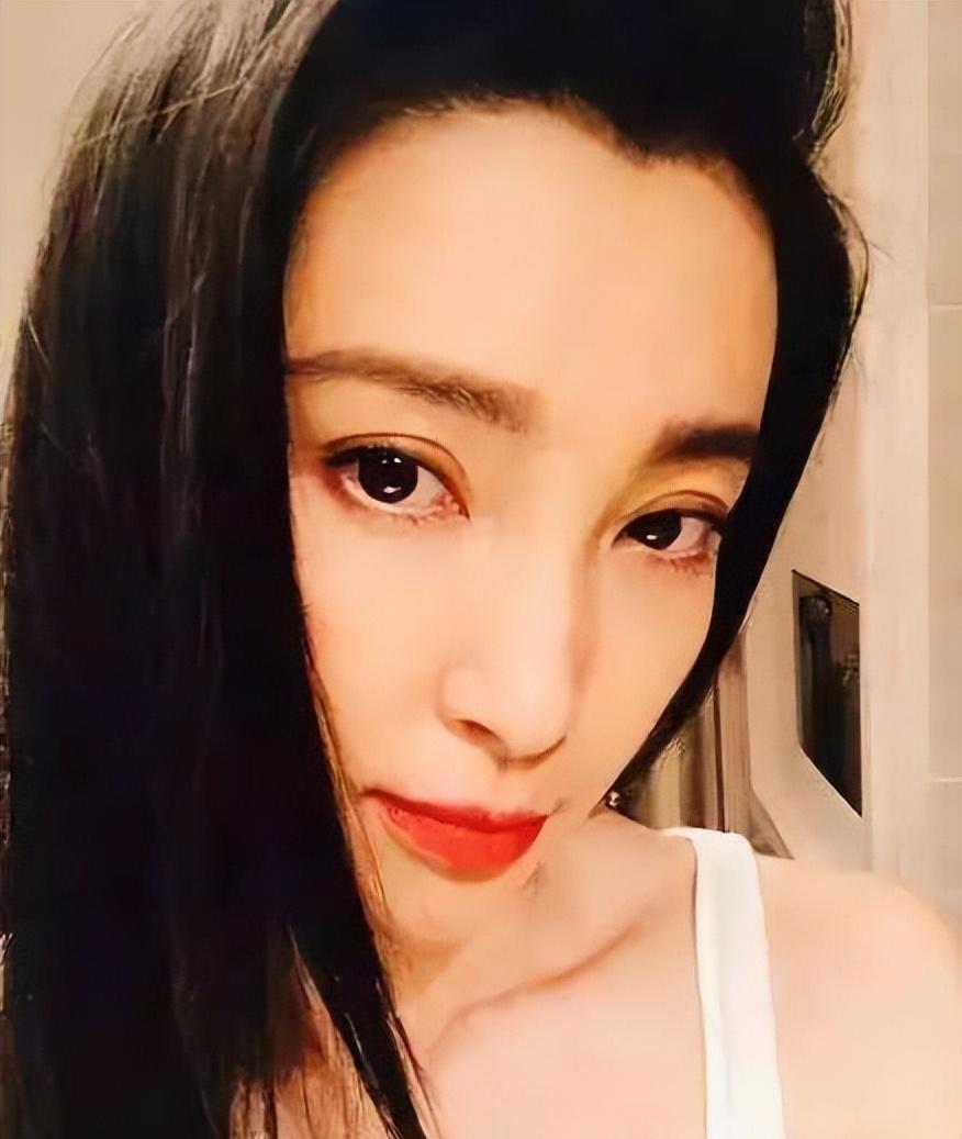 50岁李冰冰“绝症”曝光,就连正常生活都成奢侈,无人敢近身!