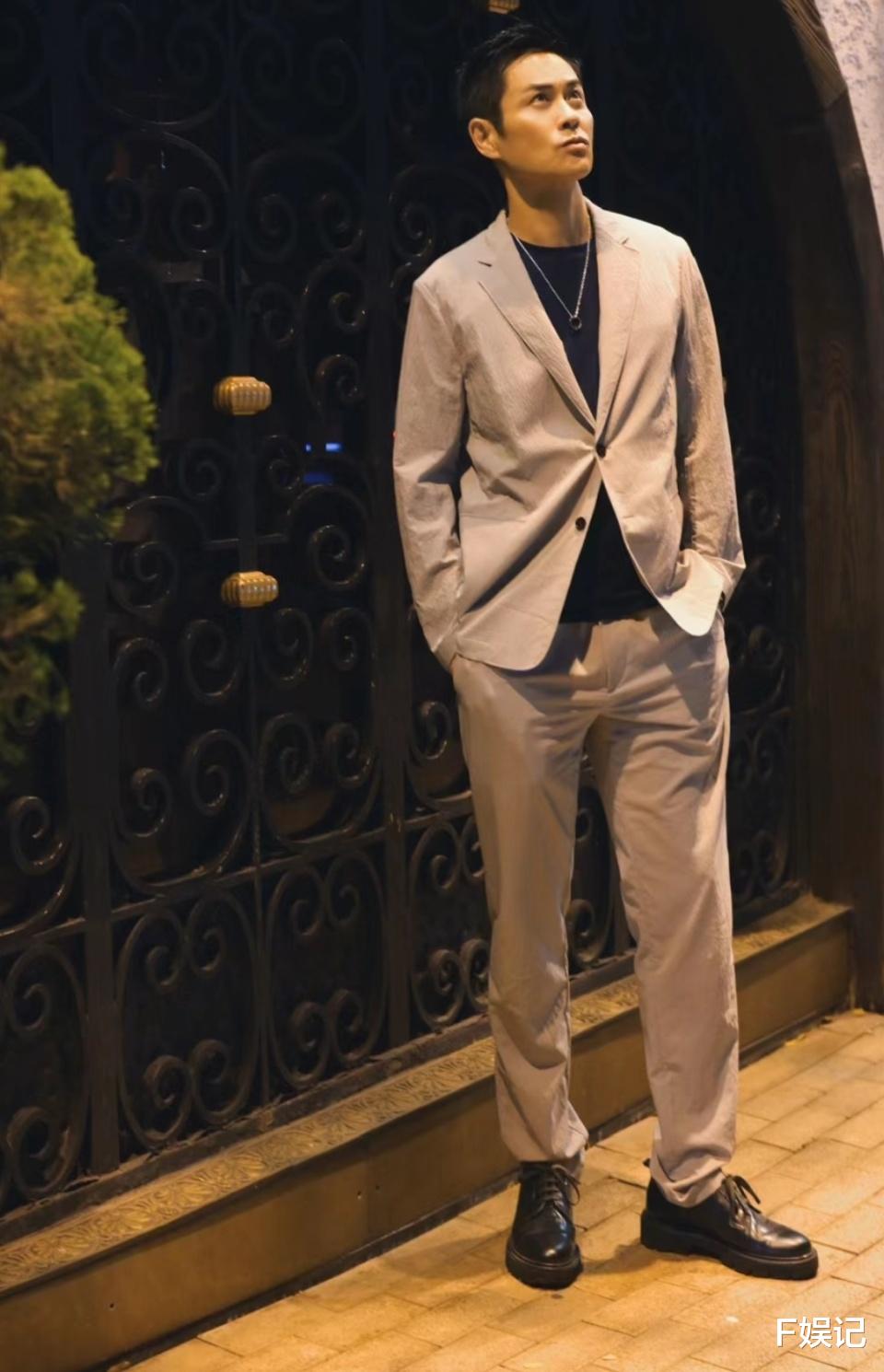 郑嘉颖特意精心打扮带太太去吃饭 撇下儿子们甜蜜为陈凯琳庆生