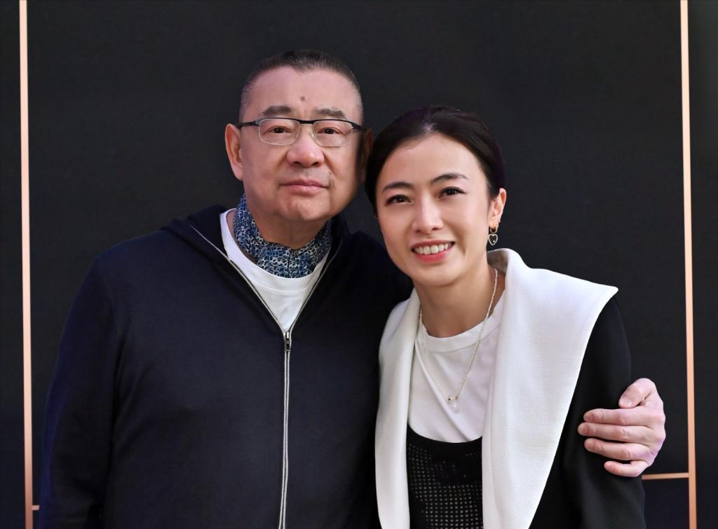 情人节|群星过情人节，向太夫妇天价礼物最豪横，胡杏儿丈夫为情侣装尴尬