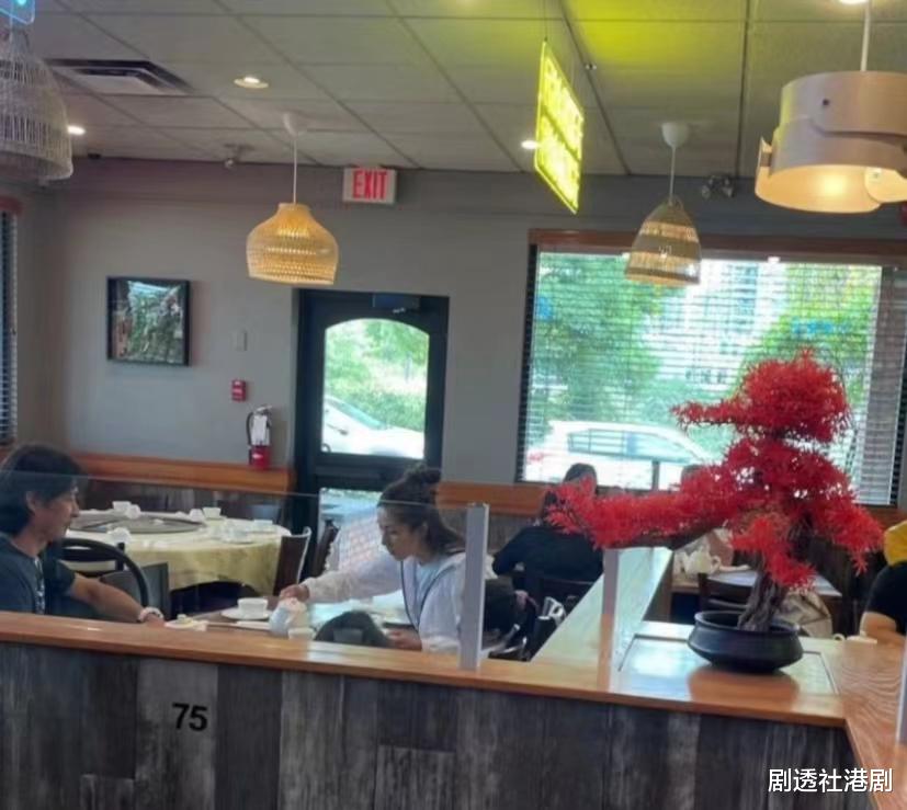好悠闲！TVB前花旦婚后与老公加拿大生活，被偶遇打扮朴素外出用餐