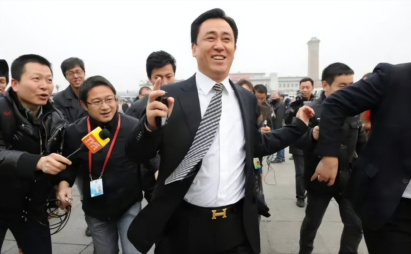 多年以后，许家印想起自己和美女在KTV唱歌，会不会也有感叹？