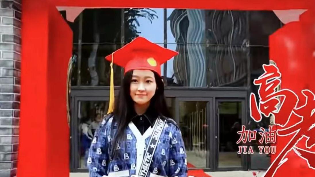 林志玲|何静为娃高考助威！18岁女儿身材高挑颜值似妈，母女相依为命15年