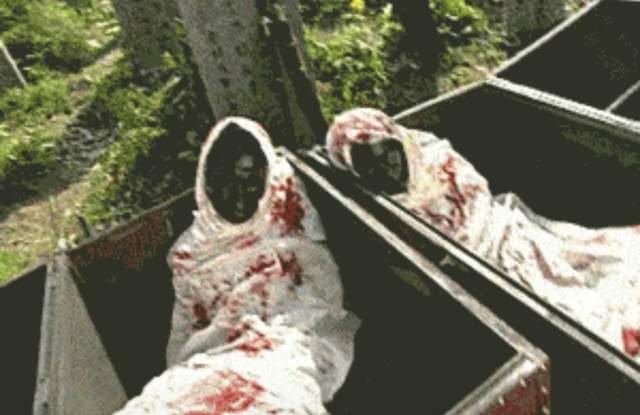 裤衩套头,花洒软管做头饰,小时候爱看的古装剧,妆造真的很离谱