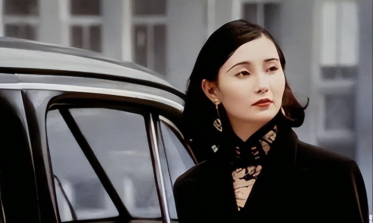 事实证明,“无夫无子”独居贫民窟的张曼玉,已走上另一条道路!