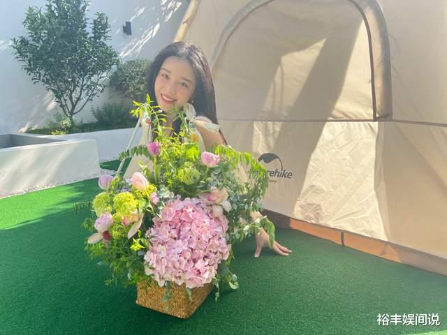 阚清子|曝阚清子被男友求婚成功,手拿鲜花秀硕大钻戒,男方打扮引热议