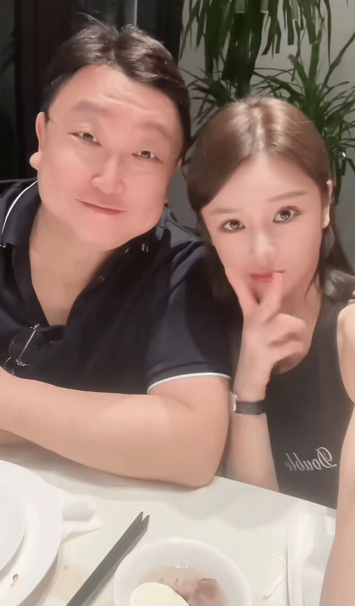 王晶|邱意浓和名导王晶不避险，私下亲密庆生送豪表，紧靠怀中绯闻再起