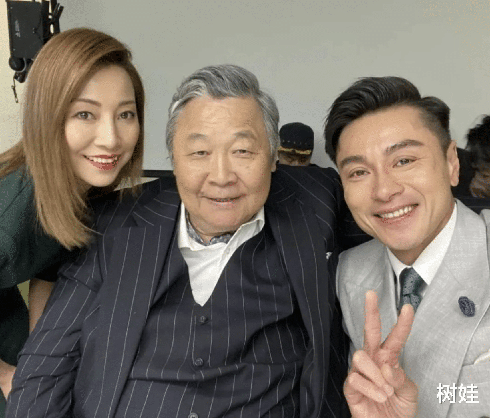 75岁TVB绿叶坐轮椅现身，身上有味道被提醒记得洗澡，离巢后独居