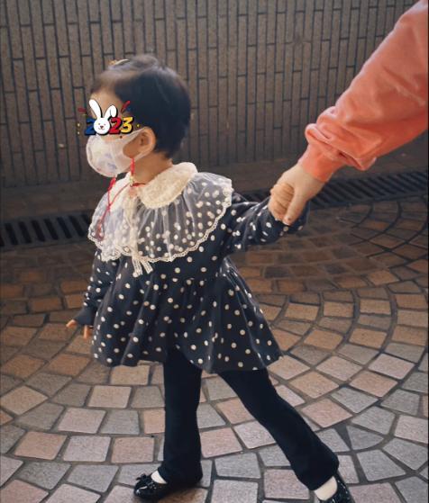 林峰|林峰女儿首次用刀叉吃西餐，张馨月怒怼粉丝，只因被批穿着太土