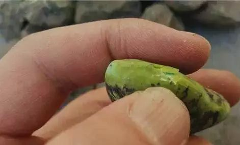 保利|想玩原矿绿松，先搞清楚“蜡皮籽”是什么吧！