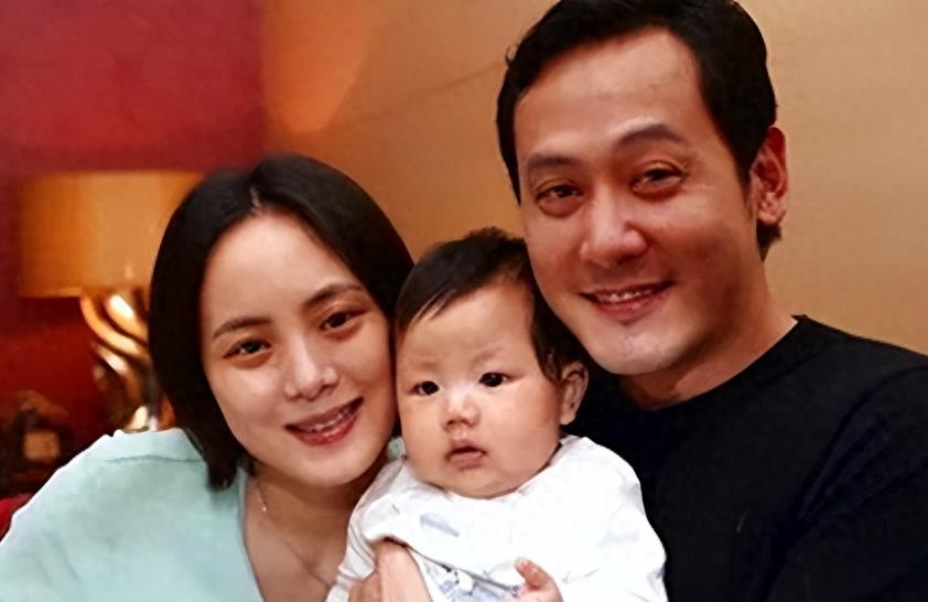 她甘心退圈做家庭主妇，却被演员丈夫抛弃了，今44岁为儿子保持单身