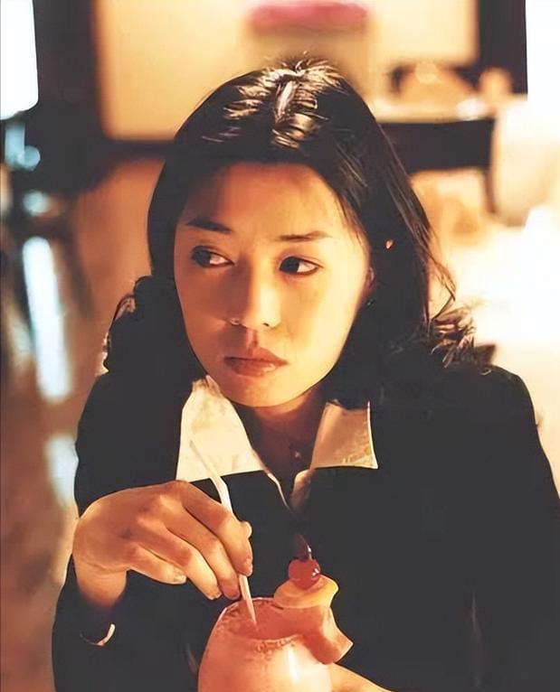 她曾把黄渤吻到害羞，又与导演同居12年遭抛弃，今47岁身价高达40亿