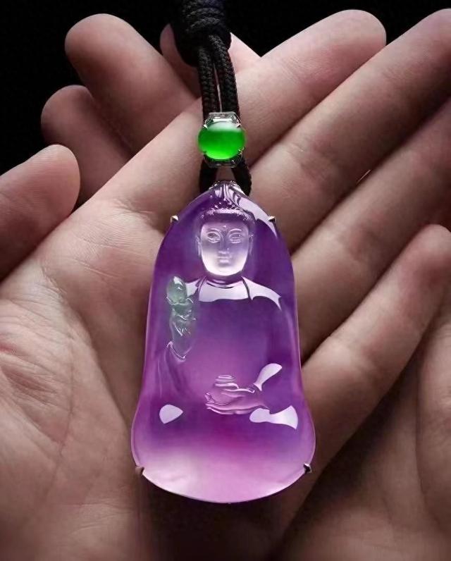 翡翠的魅力:晶莹剔透,富贵之石