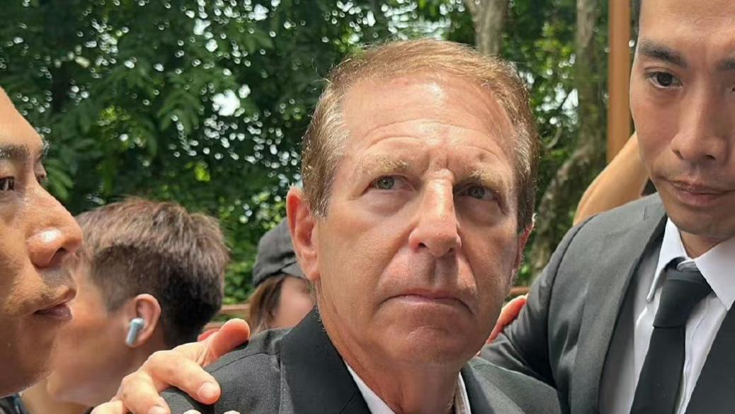 李玟葬礼下雨：丈夫火葬场亲手按下火化按钮、表白李玟险被人痛殴